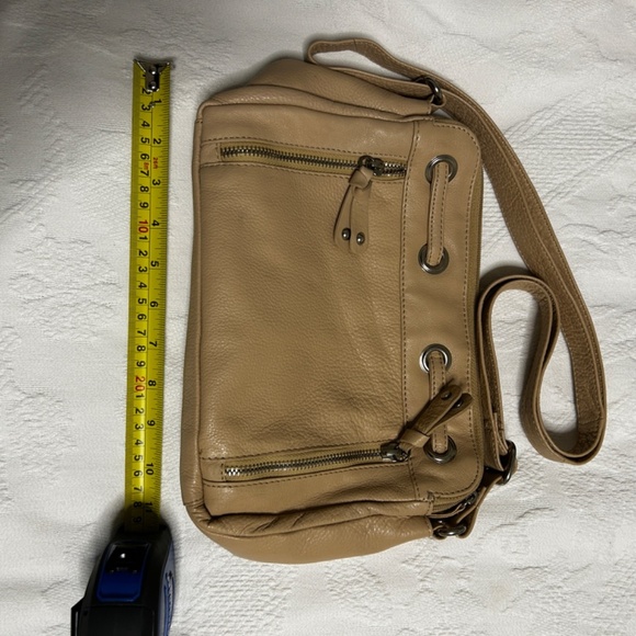 Great American Soft Tan Leather 3 Pocket Purse snap close and adjustable straps - Picture 3 of 14